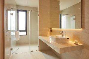Centara Life Wisma Hotel Ratchaburi的一间浴室