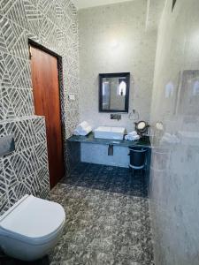 y baño con aseo y lavamanos. en BALARWA HAVELI, en Jodhpur