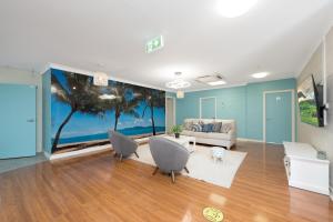 TV a/nebo společenská místnost v ubytování Seaside Lodge Hostel Townsville- right next to coles, 2 mins walk to strand & CBD- Passport required