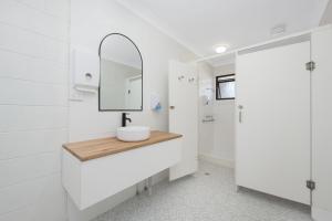 Koupelna v ubytování Seaside Lodge Hostel Townsville- right next to coles, 2 mins walk to strand & CBD- Passport required