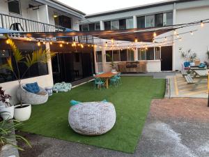 Zahrada ubytování Seaside Lodge Hostel Townsville- right next to coles, 2 mins walk to strand & CBD- Passport required