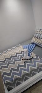 een bed met een deken en een knuffel erop bij Barcelona Apartamento en planta baja con Terraza in Hospitalet de Llobregat