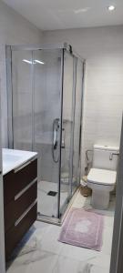 een badkamer met een douche, een toilet en een wastafel bij Barcelona Apartamento en planta baja con Terraza in Hospitalet de Llobregat
