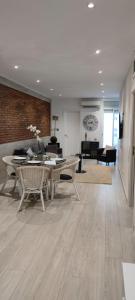 een woonkamer met een tafel en stoelen bij Barcelona Apartamento en planta baja con Terraza in Hospitalet de Llobregat