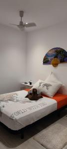 een slaapkamer met een bed met een knuffeldier erop bij Barcelona Apartamento en planta baja con Terraza in Hospitalet de Llobregat