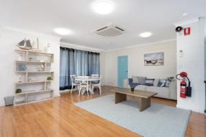 sala de estar con sofá y mesa en Seaside Lodge Townsville, en Townsville