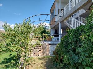 uitzicht op het huis vanuit de tuin bij Villa Mimi in Bazmakhpyur