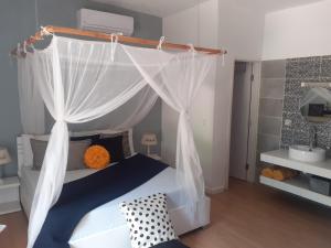 Ένα ή περισσότερα κρεβάτια σε δωμάτιο στο Chambre d'hôte les vacanciers +48 φωτογραφίες