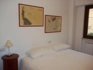 een slaapkamer met een bed en twee foto's aan de muur bij Residence Speedy in Fiumicino