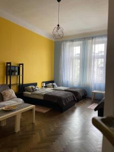 1 dormitorio con 2 camas y sofá en Hostel Centrum Sabot, en Cracovia