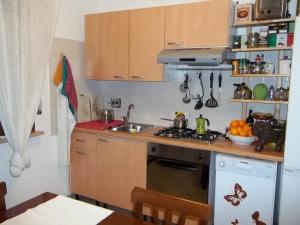 een keuken met een wastafel en een fornuis top oven bij Residence Speedy in Fiumicino