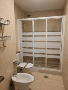 łazienka z toaletą, oknem i umywalką w obiekcie Hello Málaga Loft Center Top w Maladze
