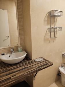 uma casa de banho com um lavatório e um espelho em Suncity Loft Center Top em Málaga