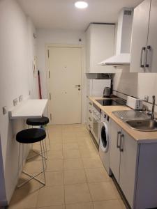 Biała kuchnia ze zlewem i zmywarką do naczyń w obiekcie Hello Málaga Loft Center Top w Maladze