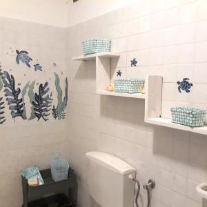 a bathroom with a toilet in a room at Beach house Agua Viva Praia de Chaves Boa Vista, FREE WI-FI, 50mt spiaggia in Cabeçadas