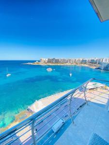 - un balcon offrant une vue sur l'océan dans l'établissement F2 - Lovely two bedrooms Flat sea View, St Julians, à Tal-Għoqod