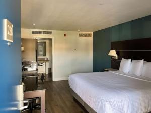 um quarto de hotel com uma cama grande e uma cozinha em Studio 6 Vallejo CA Napa Valley em Vallejo