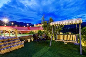 un patio con mesa y sillas bajo un dosel en Cygnett Resort Mountain Breeze, en Nainital