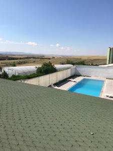 A piscina localizada em Şehrin stresinden uzak şömineli çiftlik evi ou nos arredores