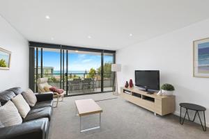 ローンにあるLorne Chalet Apartment 29のソファと薄型テレビのあるリビングルーム