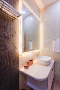 ein Bad mit einem Waschbecken und einem Spiegel in der Unterkunft Avanti Tenantry- Gurugram in Gurgaon