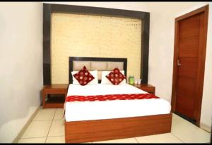 Ένα ή περισσότερα κρεβάτια σε δωμάτιο στο Hotel Kirandeep, Agra