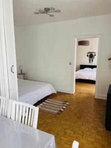 Postel nebo postele na pokoji v ubytování Le Debussy Hyper centre Parking privé
