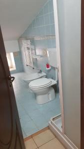 ein Bad mit einem WC und einem Waschbecken in der Unterkunft Appartamento e Attico Epi in Lucca Sicula
