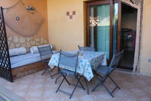 un tavolo e sedie seduti su un patio di Appartamento Bahia Feliz a Murta Maria