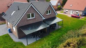 uma vista aérea de uma casa com um telhado em Ferienhaus am Seedeich em Emden