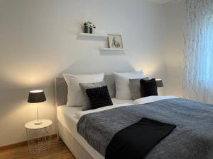 a bedroom with a large bed and a lamp at NEU - Premium-Ferienhaus MOSEL-SONNE in Traben-Trarbach