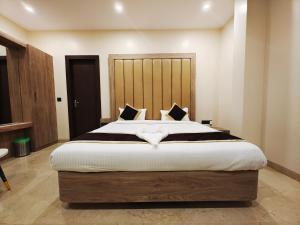 Radha Residency客房内的一张或多张床位