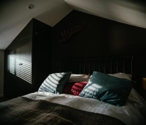 um quarto preto com uma cama com almofadas em Tiny Floating Home with Marina Views em Brighton & Hove