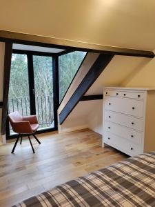 1 dormitorio con 1 cama, vestidor y ventana en Chateau Brulant, en Somme-Leuze