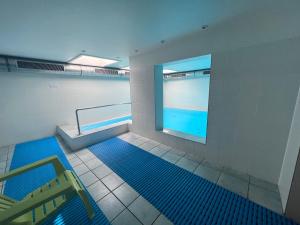 uma casa de banho com um banco e uma piscina em Nordland Appartements - Wohnung Samsö em Wyk auf Föhr