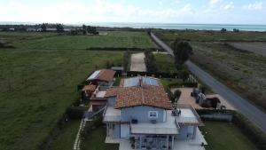 una vista aerea di una casa con una strada accanto di Imperial casa vacanze a Ladispoli