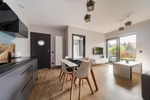 Televízia a/alebo spoločenská miestnosť v ubytovaní Martinus Apartments