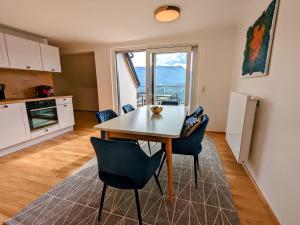 een keuken en eetkamer met een tafel en stoelen bij Apartment in Mariazell near ski area in Mariazell