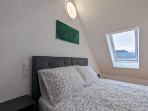 een slaapkamer met een bed en een raam bij Apartment in Mariazell near ski area in Mariazell