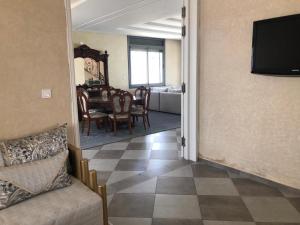 een woonkamer met een bank en een eetkamer bij villa blanche tifnit in Tifnit