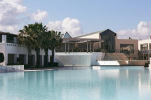 une piscine en face d'un bâtiment dans l'établissement Giannoulis – Cavo Spada Luxury Sports & Leisure Resort & Spa, à Kolymbari