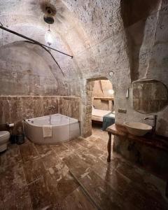 baño grande con bañera y lavamanos en ROCA CAPPADOCIA, en Ürgüp