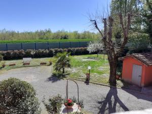a garden with a tree and a fence at Royal Room & Breakfast in Modena