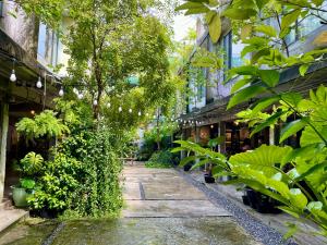 una passerella nel mezzo di un edificio con piante di GalileOasis Boutique Hotel a Bangkok