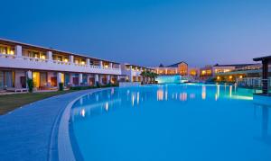 Der Swimmingpool an oder in der Nähe von Giannoulis – Cavo Spada Luxury Sports & Leisure Resort & Spa