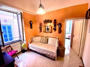 ein Schlafzimmer mit einem Bett in einem Zimmer mit orangefarbenen Wänden in der Unterkunft La casa dell'Infanta - Finalborgo in Finale Ligure