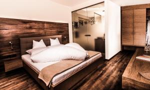 Łóżko lub łóżka w pokoju w obiekcie Aktivhotel Tuxerhof