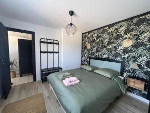 a bedroom with a green bed with pink towels on it at Casa Azzura in Bastia