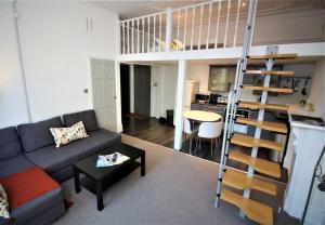 Well Appointed Garden Condo in Kensington Olympia廚房或簡易廚房