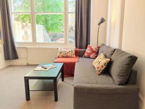 Well Appointed Garden Condo in Kensington Olympia休息區